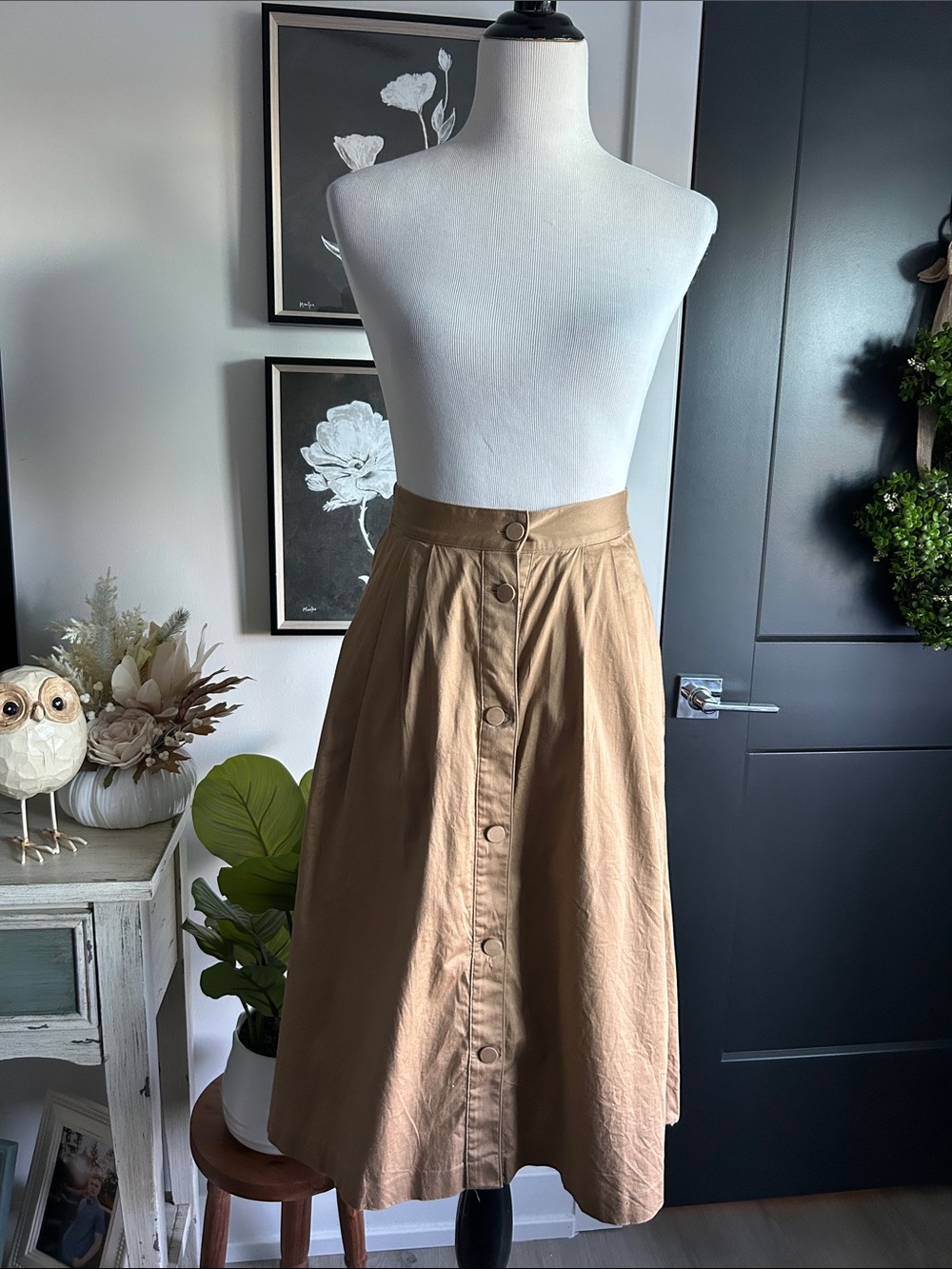 🌹 size 2 80s vibe Classic Button-Front Tan A-Line midi Skirt